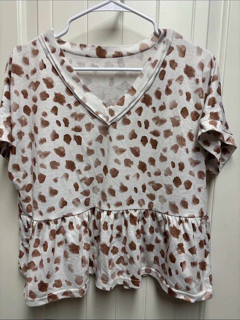 White & Brown Spotted V-Neck Peplum Short Sleeve Top